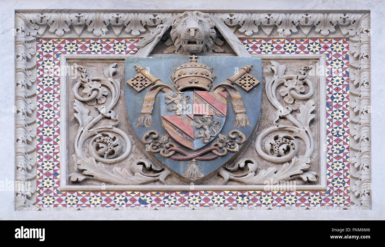 Wappen von prominenten Familien, die an der Fassade, Portal der Cattedrale di Santa Maria del beigetragen Fiore, Florenz Stockfoto
