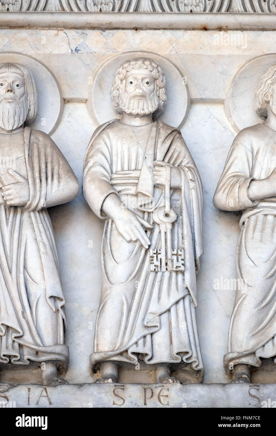 Das Basrelief aus dem Heiligen Petrus, der Apostel, Kathedrale von s. Martino in Lucca, Italien Stockfoto