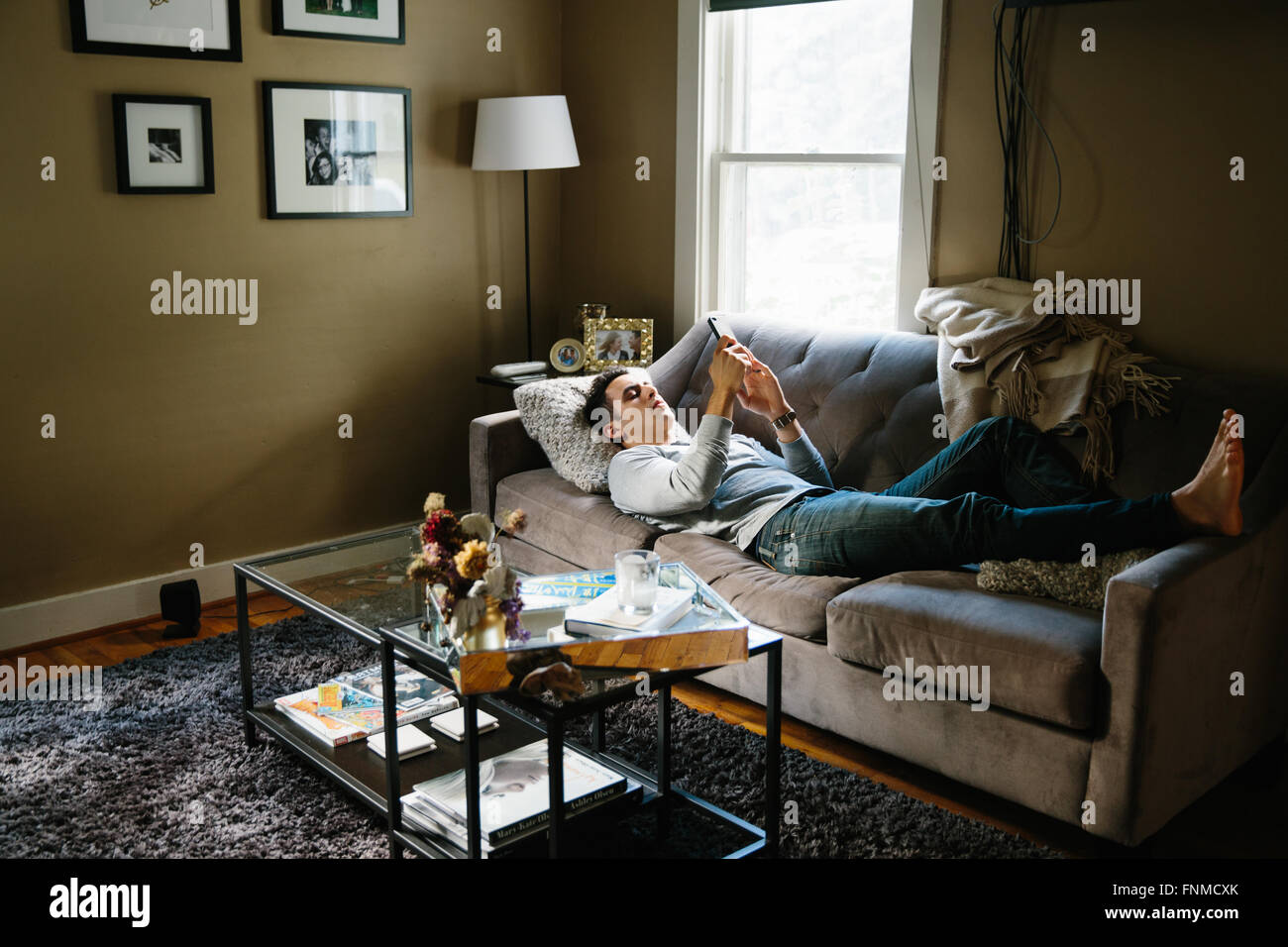 Ein junger Mann entspannt zu Hause. Detroit, MI. Stockfoto