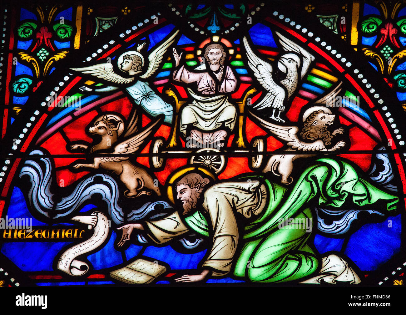 Glasmalerei-Fenster Darstellung Cherubim und Chariot Vision des Propheten Ezechiel in der Kathedrale von Brüssel. Stockfoto