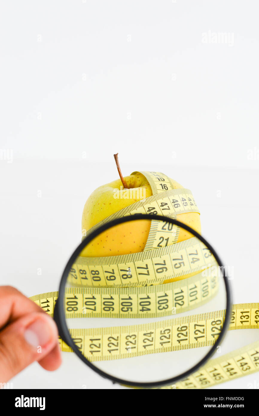 Apple, Klebeband und Lupe darauf hindeutet Diät Ergebnisse messen Stockfoto