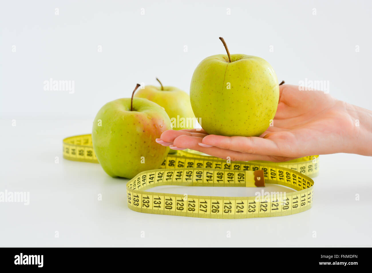 Apple und Messung der Band darauf hindeutet Diät-Konzept Stockfoto