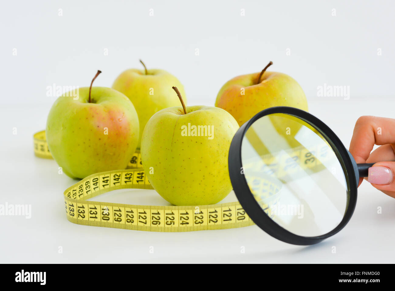 Apple, Klebeband und Lupe darauf hindeutet Diät Ergebnisse messen Stockfoto