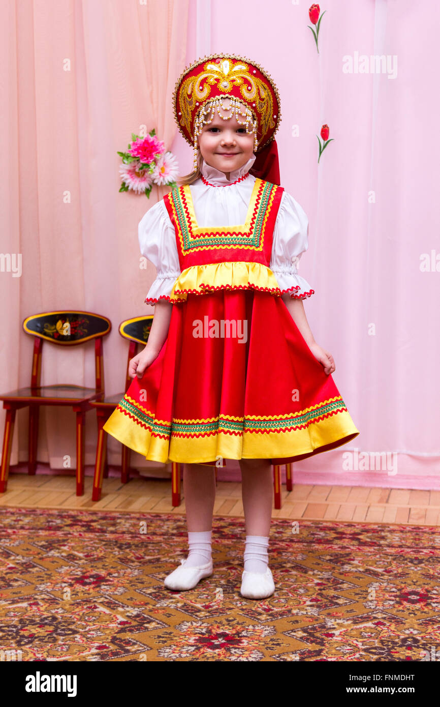 kleines Mädchen in einem roten russischen nationalen Kleid Stockfoto
