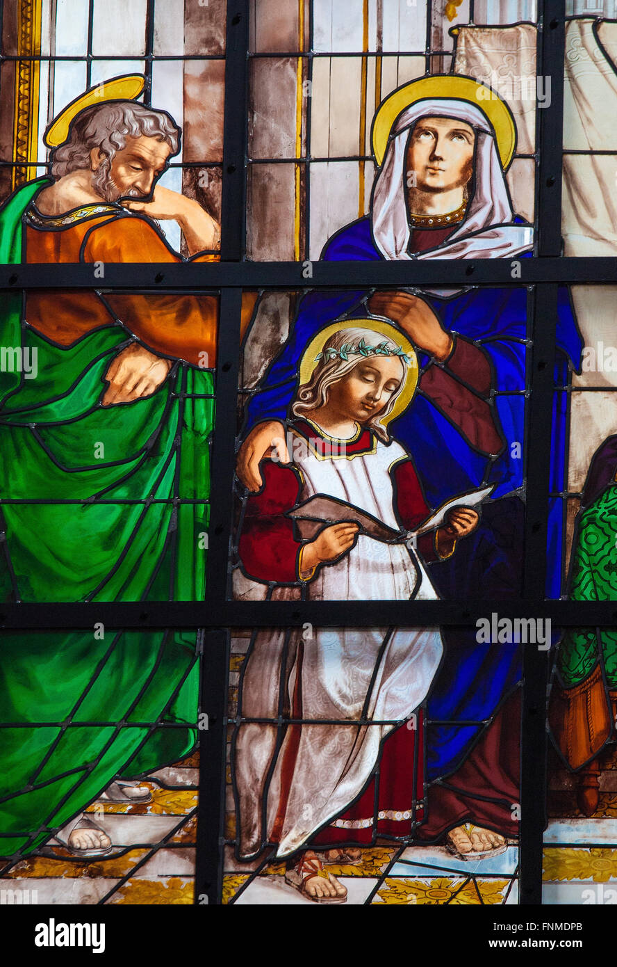 Glasmalerei-Fenster Darstellung der Heiligen Familie, Joseph, Maria und Jesus, in der Kathedrale von Brüssel, Belgien. Stockfoto