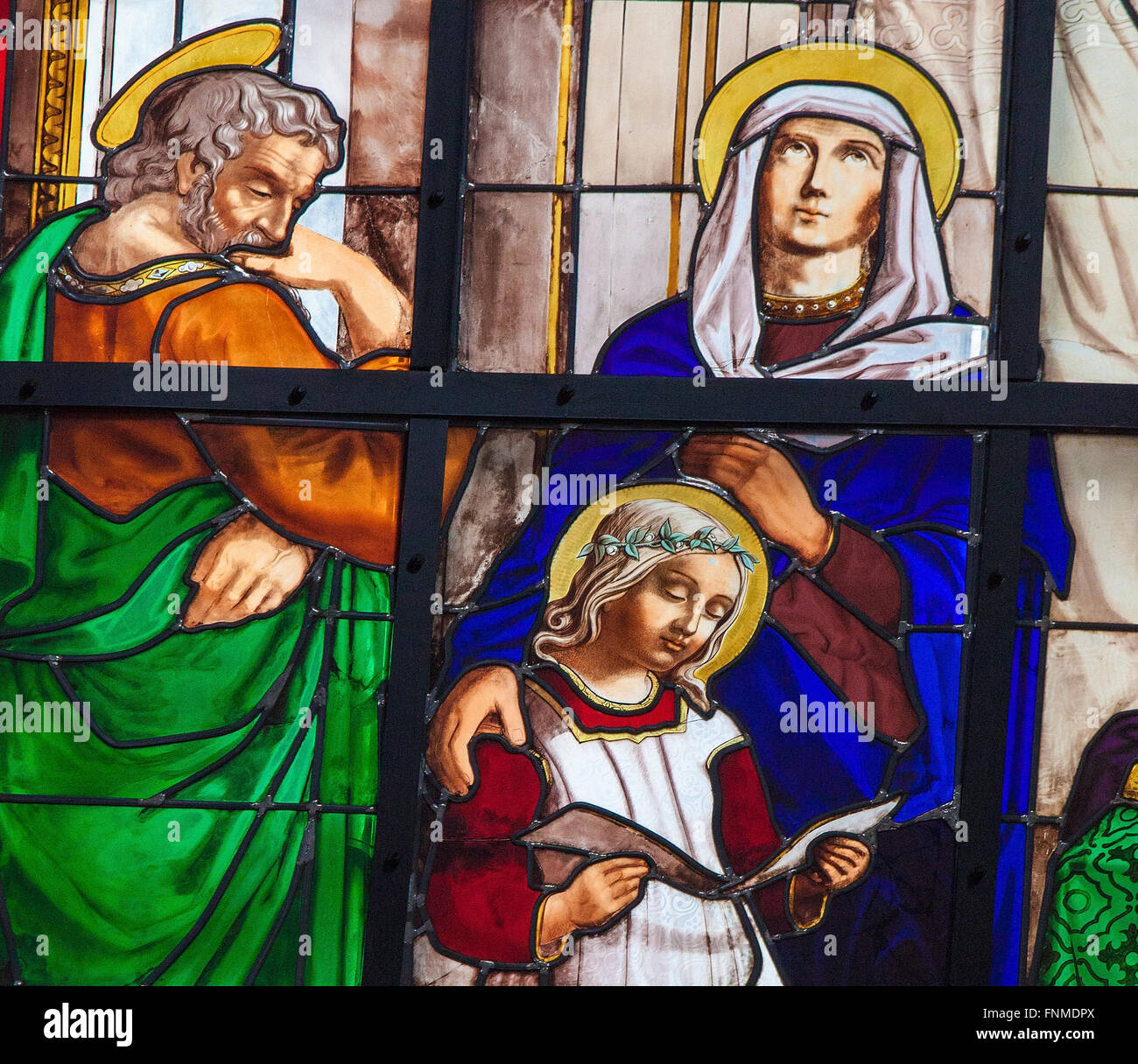 Glasmalerei-Fenster Darstellung der Heiligen Familie, Joseph, Maria und Jesus, in der Kathedrale von Brüssel, Belgien. Stockfoto