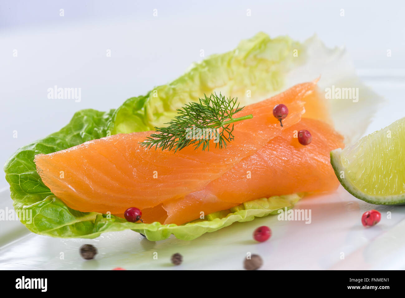 Lachs auf Teller mit Salat Ans grün lemond Stockfoto