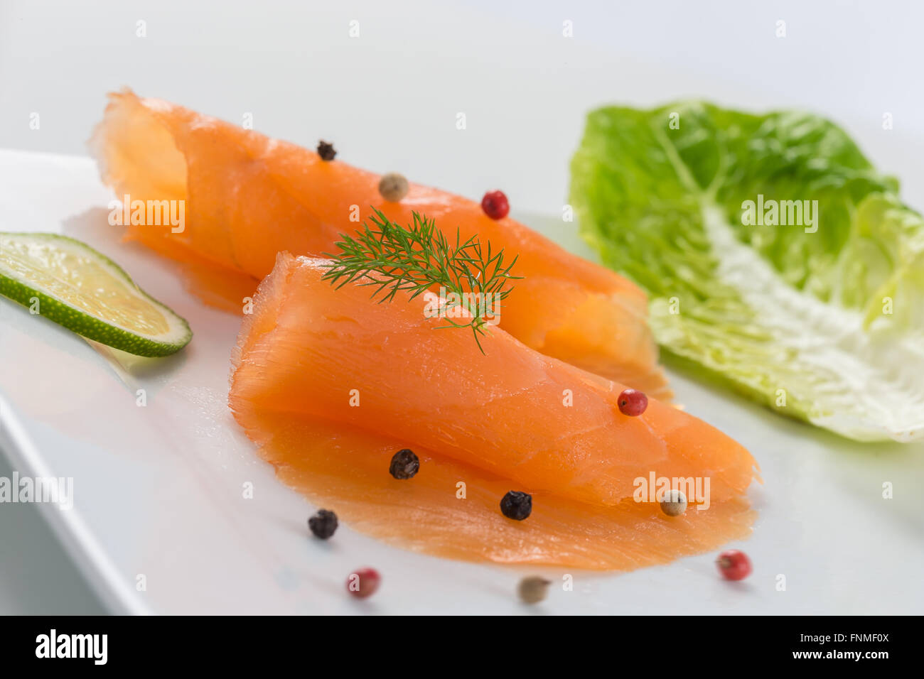 Lachs auf Teller mit Salat Ans grün lemond Stockfoto