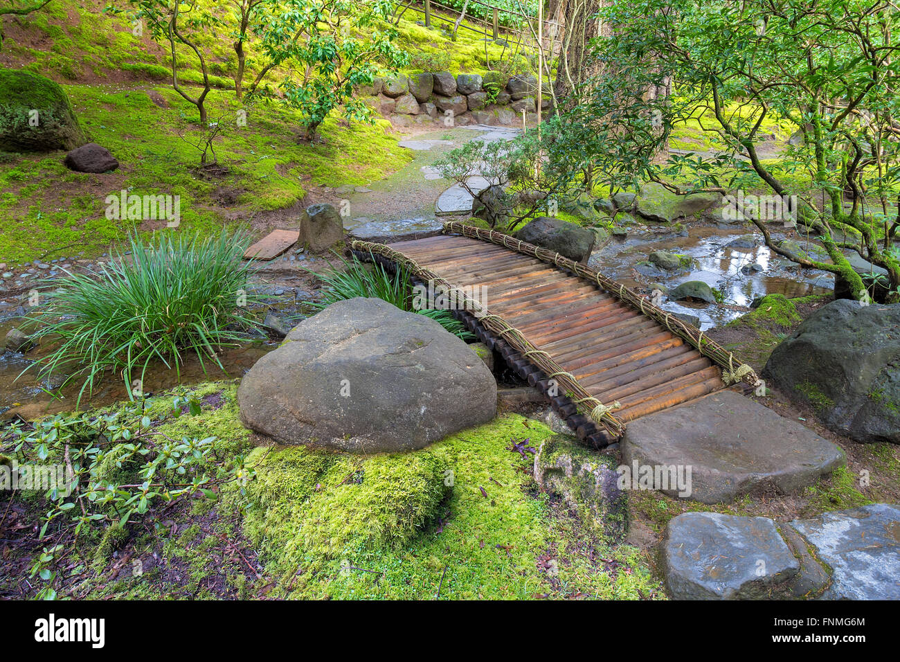 Bambus Foot Bridge Over Creek im Frühling im japanischen Garten Stockfoto