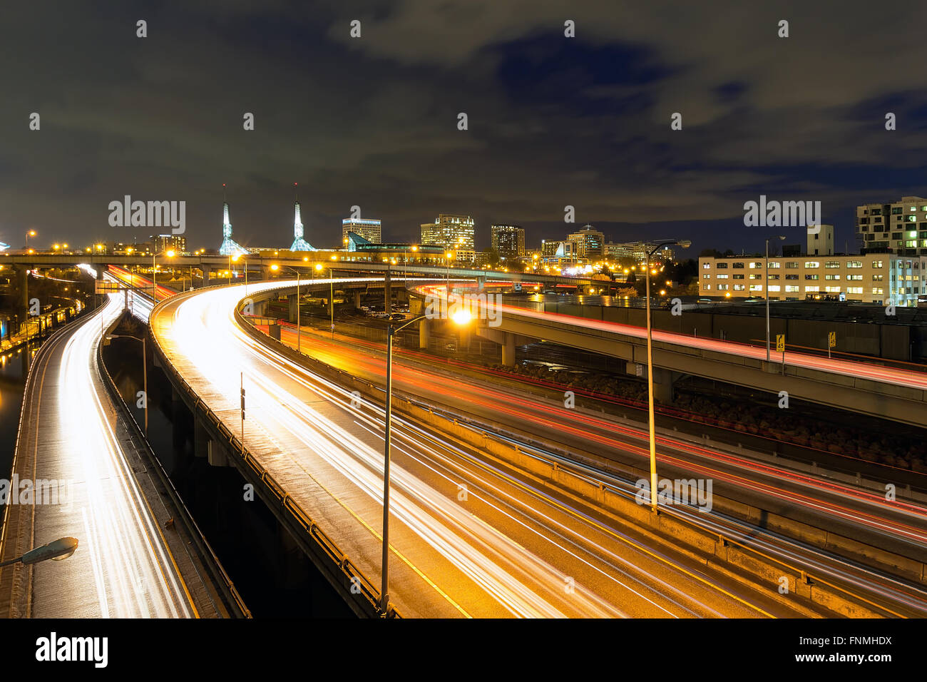 Interstate Autobahn Licht Trails und nordöstlichen Portland Skyline bei Nacht Stockfoto