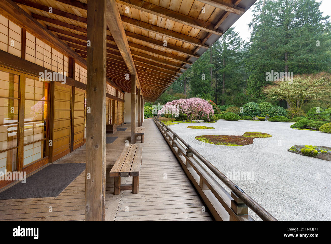 Pavillon von Wohnung Garten im Frühling im japanischen Garten Stockfoto