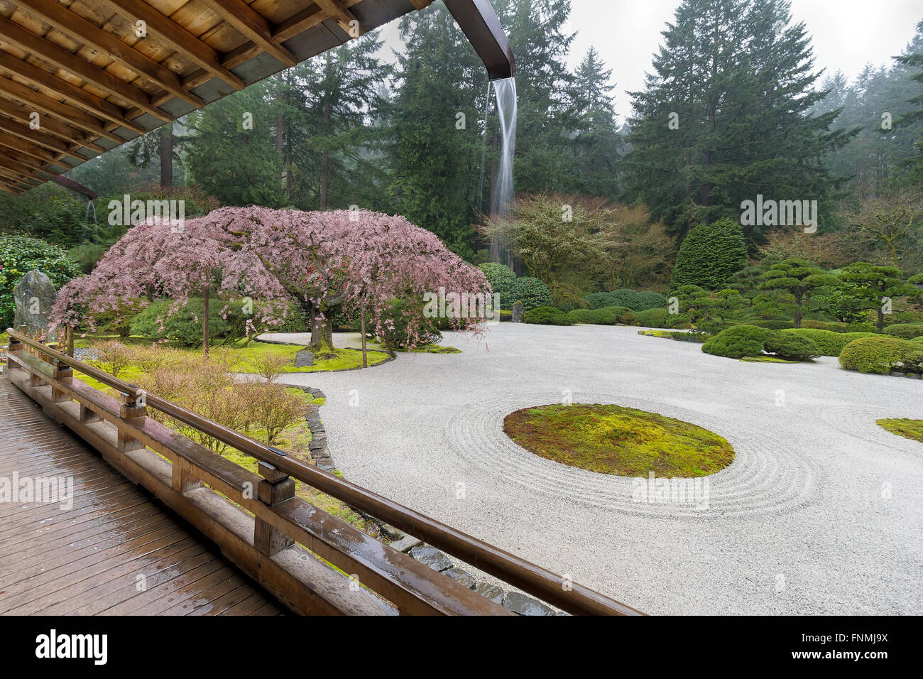 Regentag im flachen Garten durch den Pavillon am japanischen Garten im Frühling Stockfoto