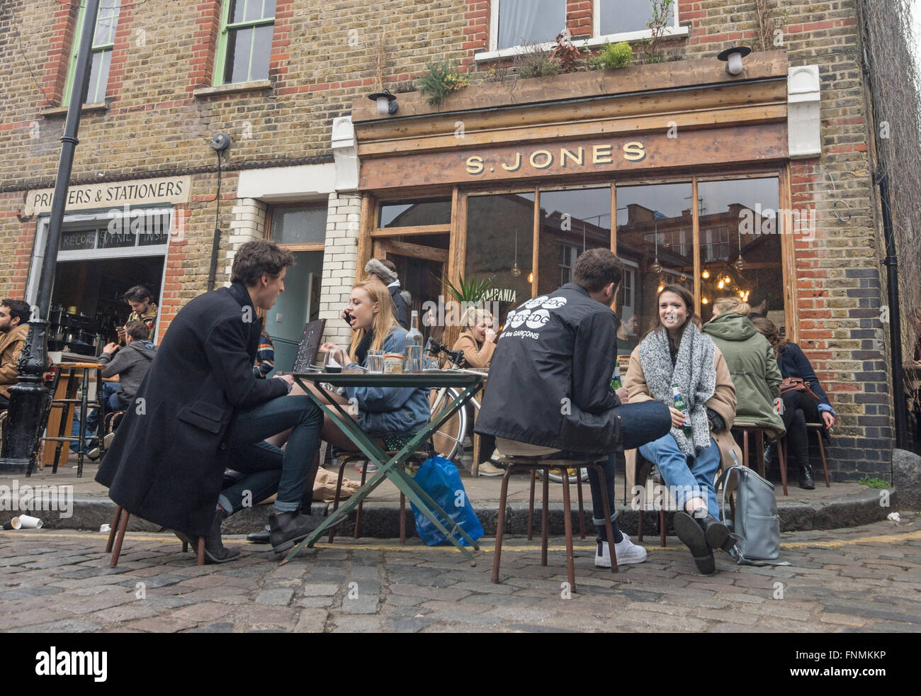 Columbia Road Café Jugendliche trinken außerhalb Stockfoto