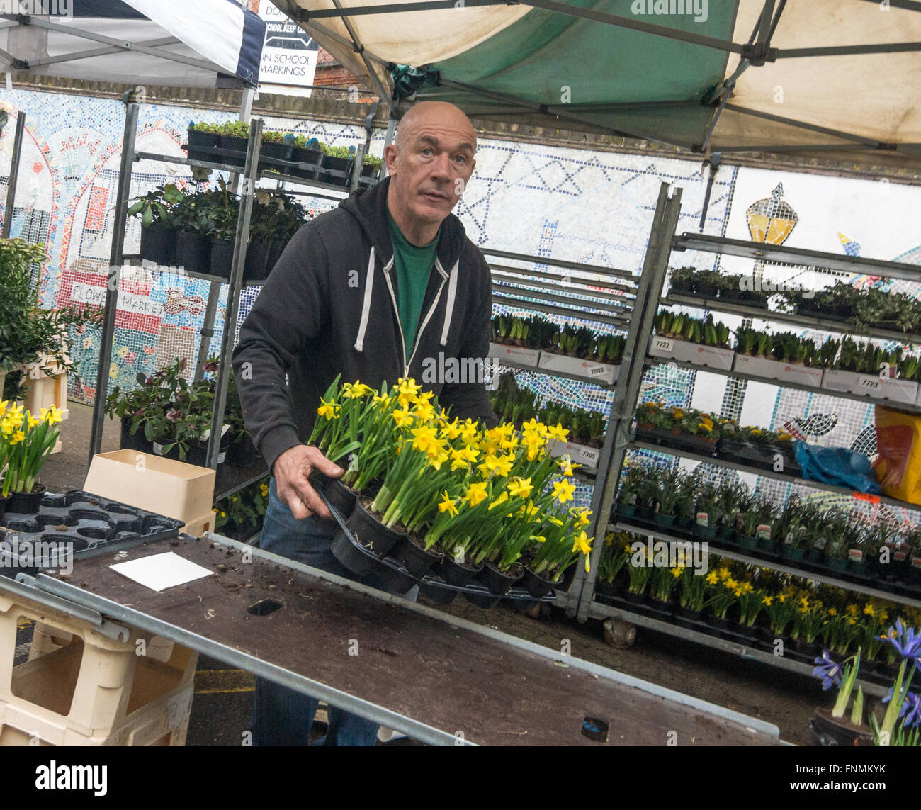 Marktes stand Halter Columbia Road Blumenverkäuferin Stockfoto