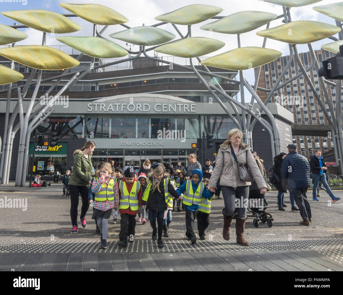 Kinder, die Straße überqueren, Stratford Ortszentrum Schulausflug Stockfoto