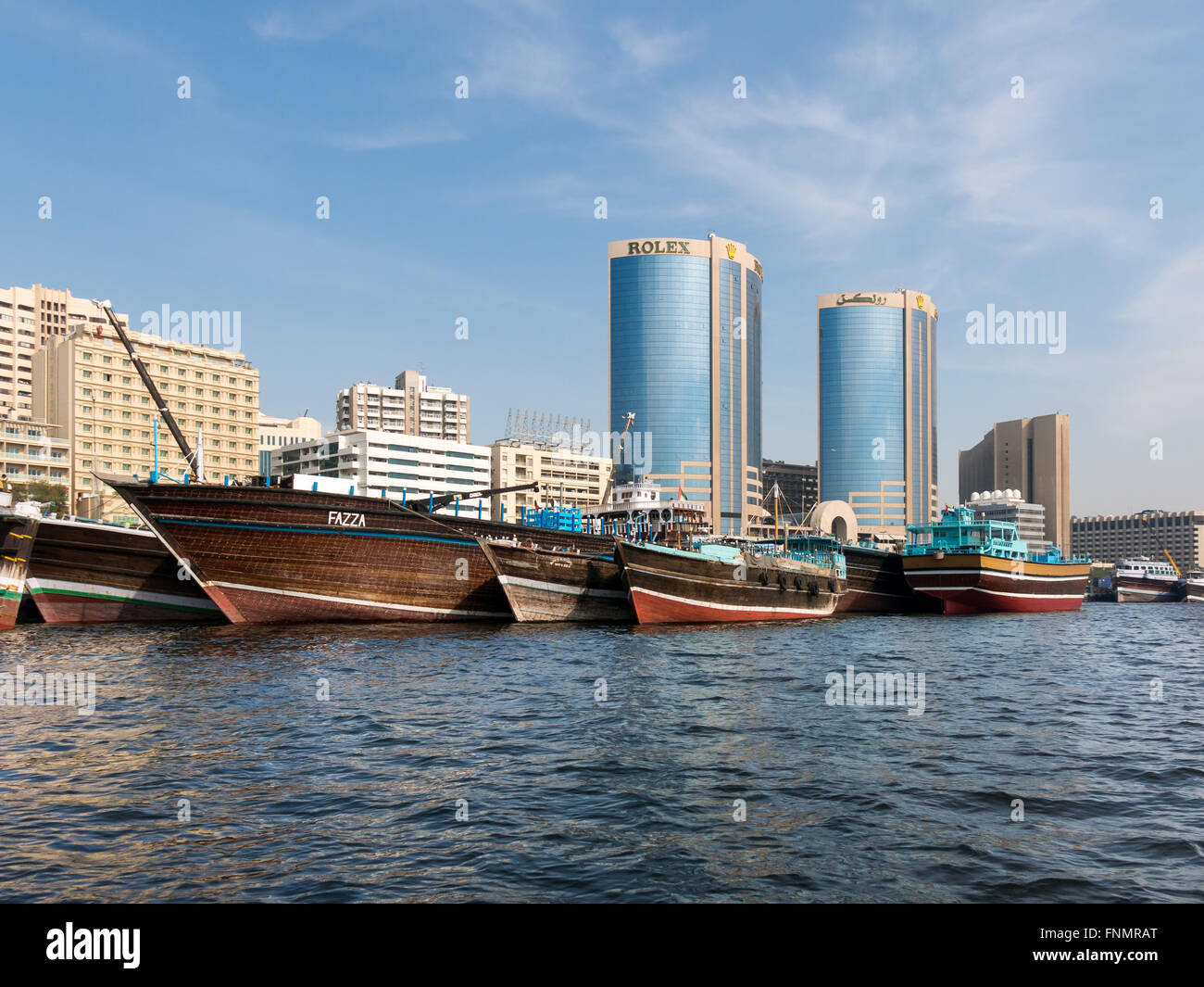 Dhow-Boote auf den Bach und Deira Twin Towers oder Rolex Towers in Rigga Al Buteen in Deira, Dubai, Vereinigte Arabische Emirate Stockfoto