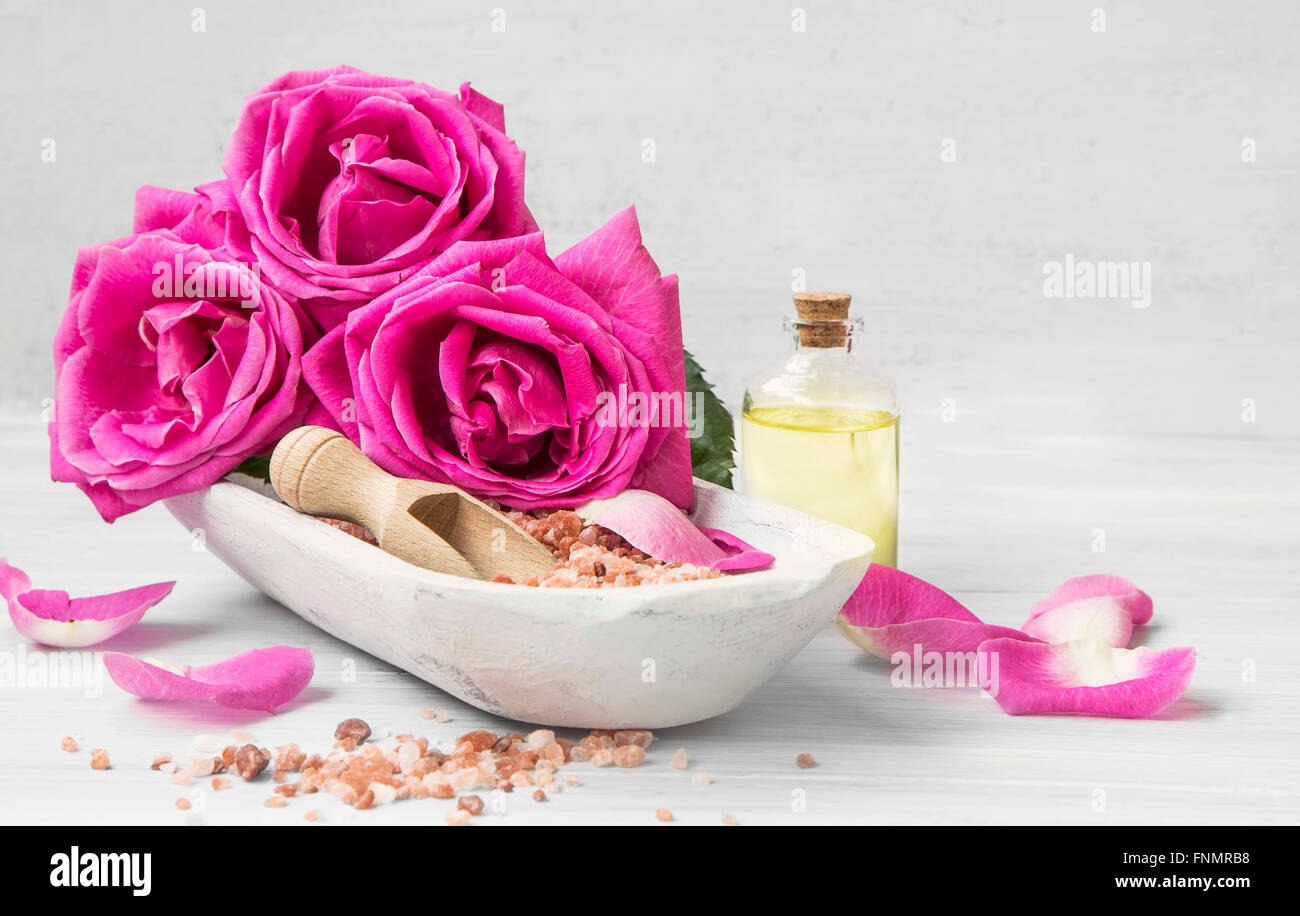 Spa Einrichtung mit rosa Rosen, Salz und rose Öl Bad Stockfoto