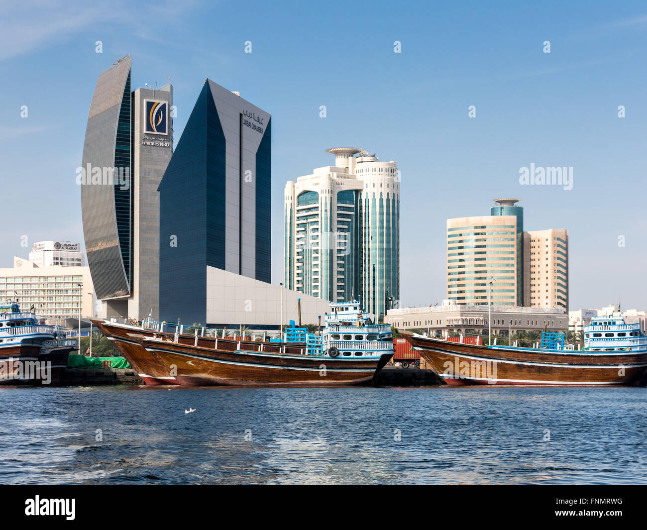 Dhaus und Gebäude der National Bank of Dubai, Dubai Creek Tower und Al Reem Tower in Rigga Al Buteen Centre in Dubai, Vereinigte Arabische Emirate Stockfoto