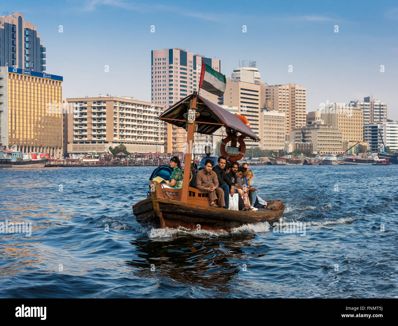 Menschen, die Überquerung des Baches von Deira, Bur von Abra, einem traditionellen hölzernen Wassertaxi in Dubai, Vereinigte Arabische Emirate Stockfoto