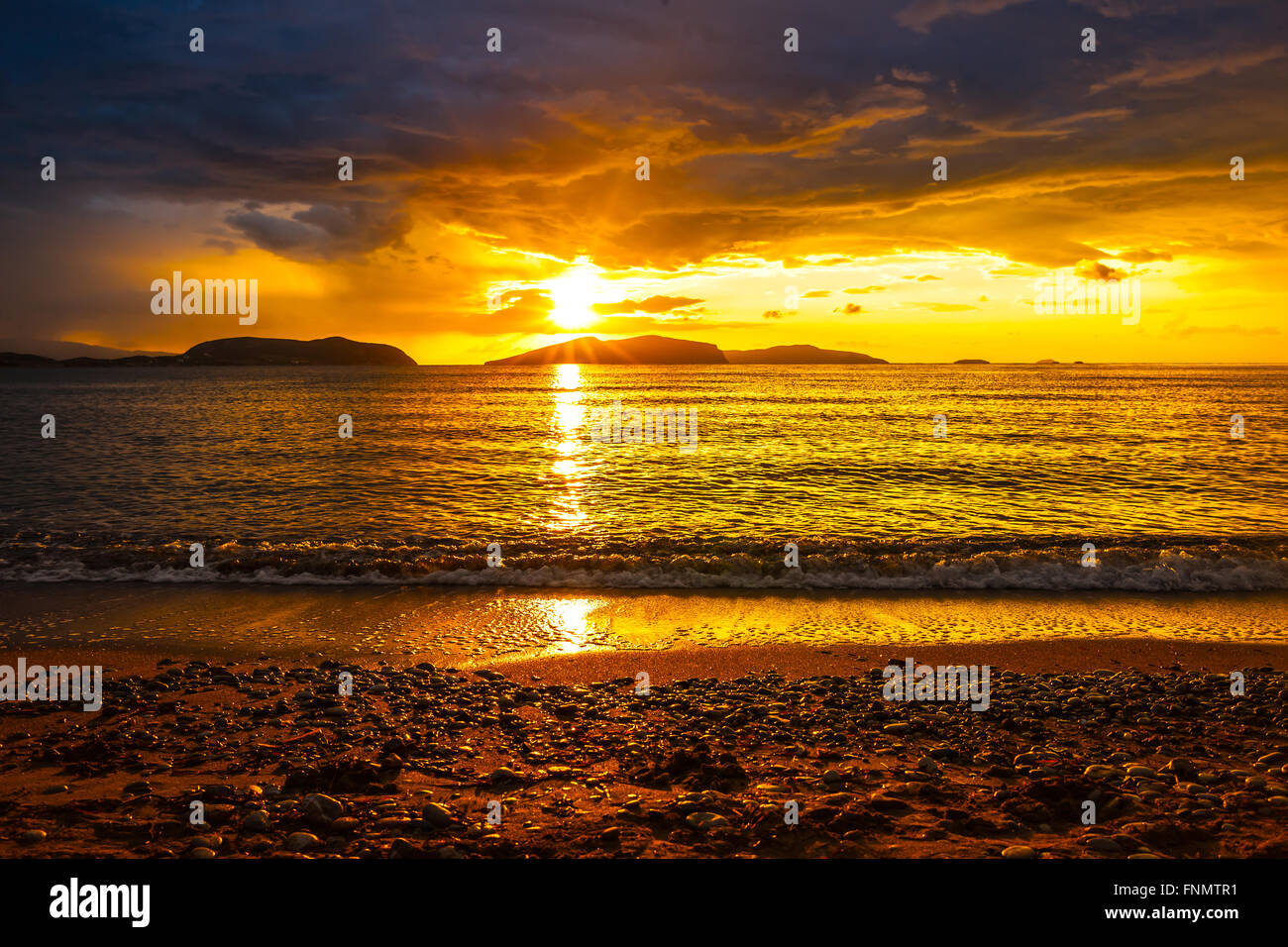 Schöne bunte Sonnenuntergang am Strand. Tropisches Paradies Resort am Meer. Stockfoto