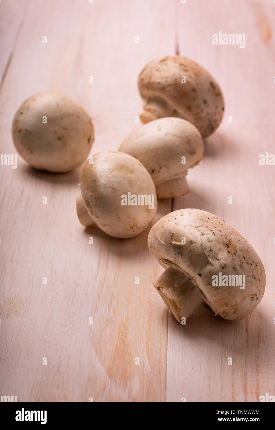 Frische Champignons auf dem Holztisch Stockfoto