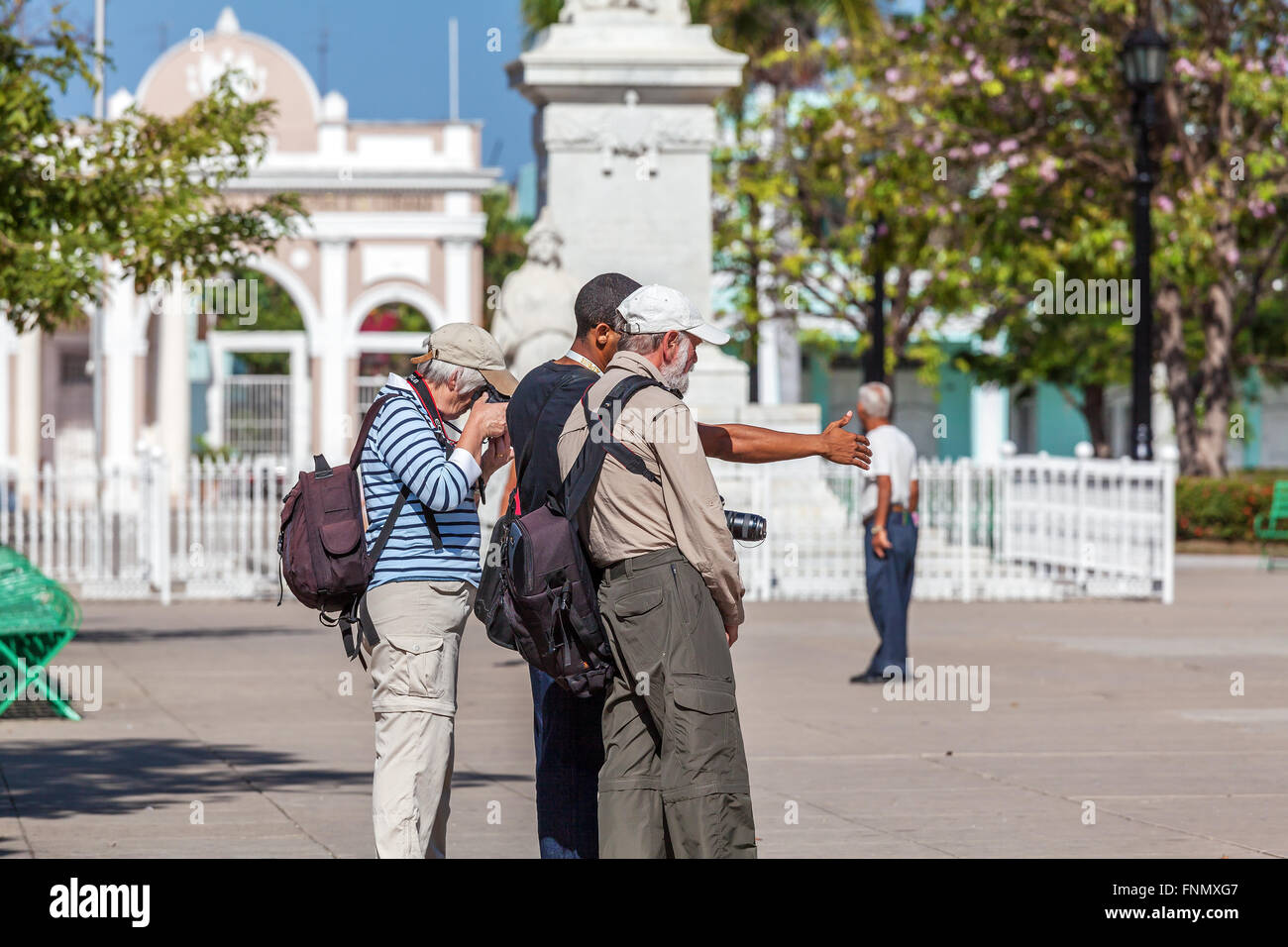 CIENFUEGOS, Kuba - 30. März 2012: ausländische Touristen in Altstadt und lokalen Führer nur zur redaktionellen Verwendung. Stockfoto