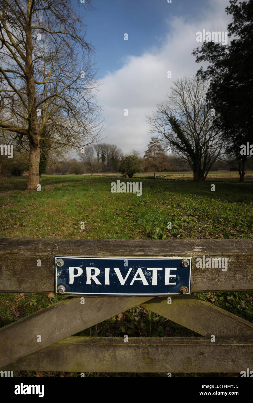 Private Zeichen auf ein Tor auf dem Lande Stockfoto