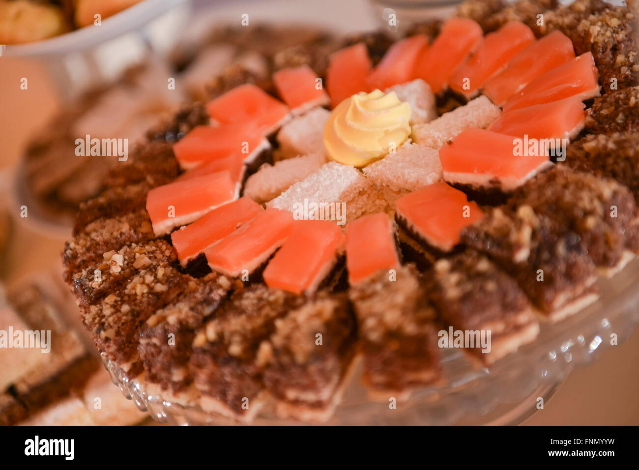 Viele Cookies platziert auf einer transparenten Glasplatte Stockfoto
