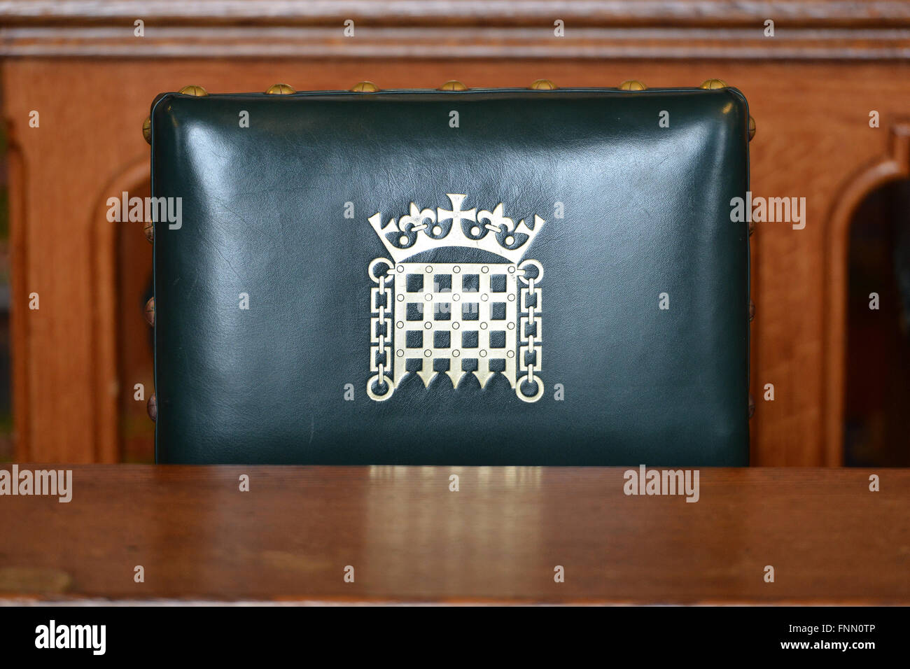 Stühle, Fallgatter Kamm im Palace of Westminster Ausschuss Zimmer zeigen Stockfoto