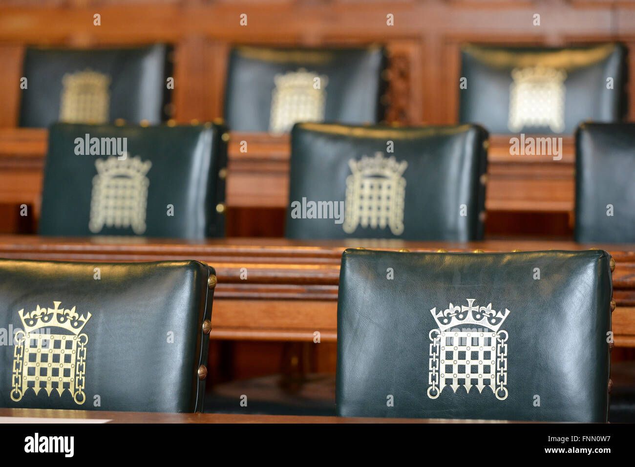 Stühle, Fallgatter Kamm im Palace of Westminster Ausschuss Zimmer zeigen Stockfoto