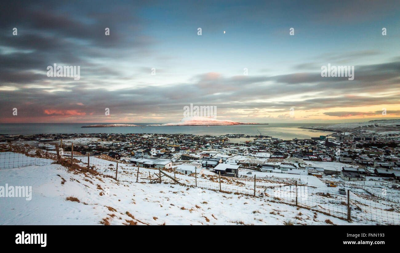 Stadt bei Sonnenuntergang mit Schnee bedeckt. Tórshavn, Färöer Inseln, Dänemark, Stockfoto