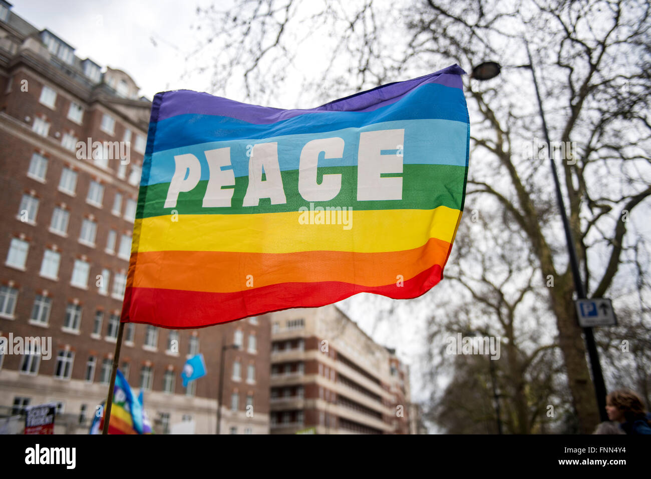Menschen, die unter Verzicht auf die Regenbogenfahne - Homosexuell Stolz Frieden Flagge während der Anti-Trident-Demonstration in London, 2016. Stockfoto