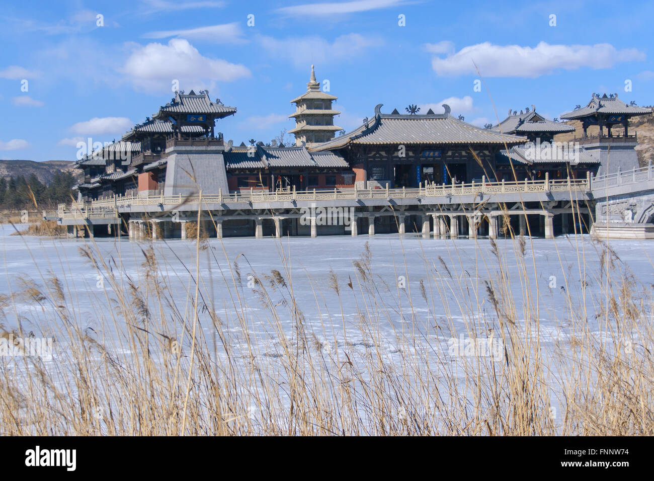 Im chinesischen Stil Antik Nachahmung Gebäude in der Mitte des Sees Stockfoto