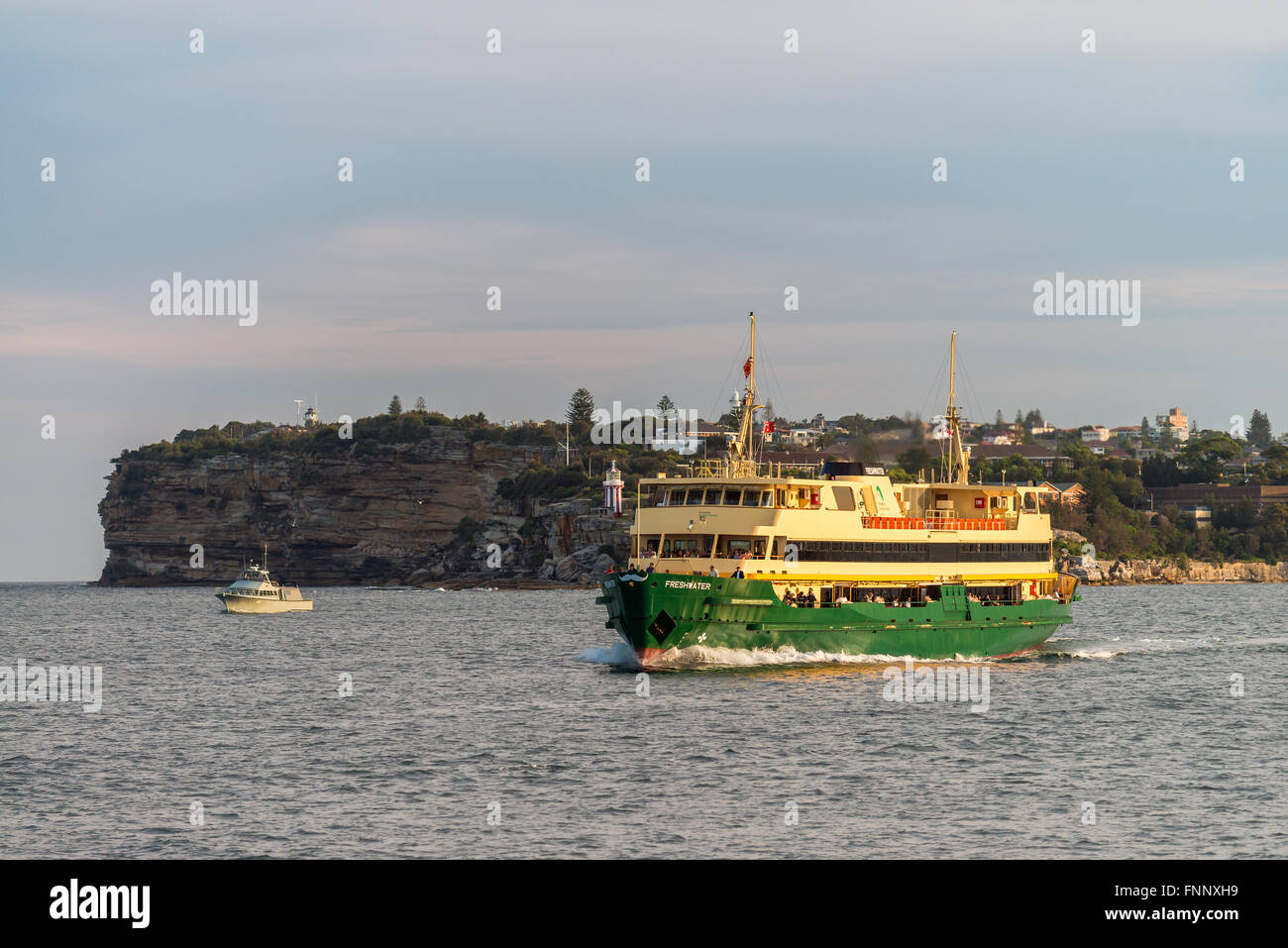 Sydney, Australien - 10. November 2015: Transport Sydney Ferry Boot Richtung Sydney Cirqular Quay mit Passagieren an Bord. Stockfoto