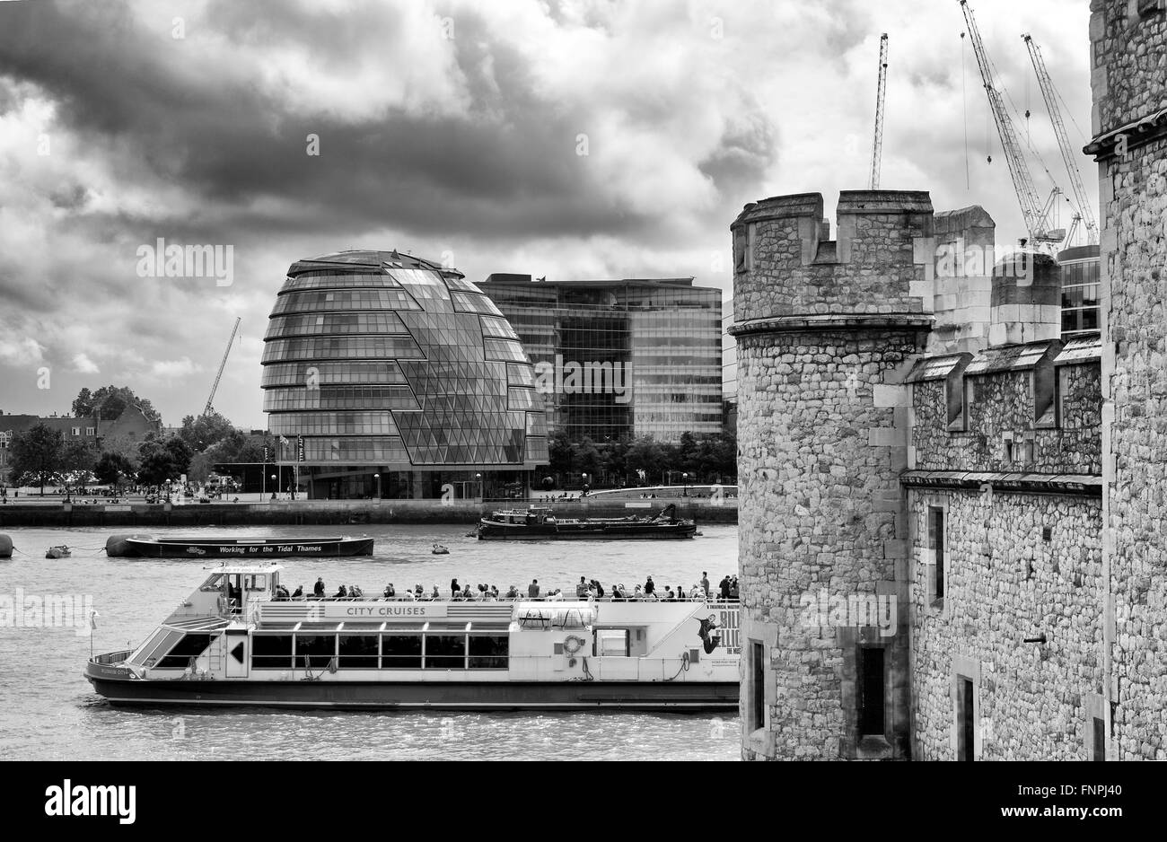 Themse-Szene zeigt London City Council Büros, Ausflugsschiff, Tower von London an einem regnerischen Tag im winter Stockfoto