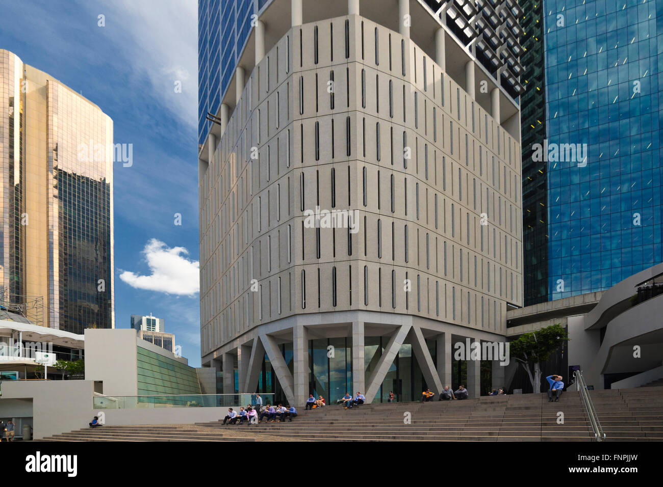 Weißem Kragen Büroangestellte nehmen das Mittagessen von der Hochhaus-Bürogebäude in Brisbane CBD Queens überschattet Stockfoto