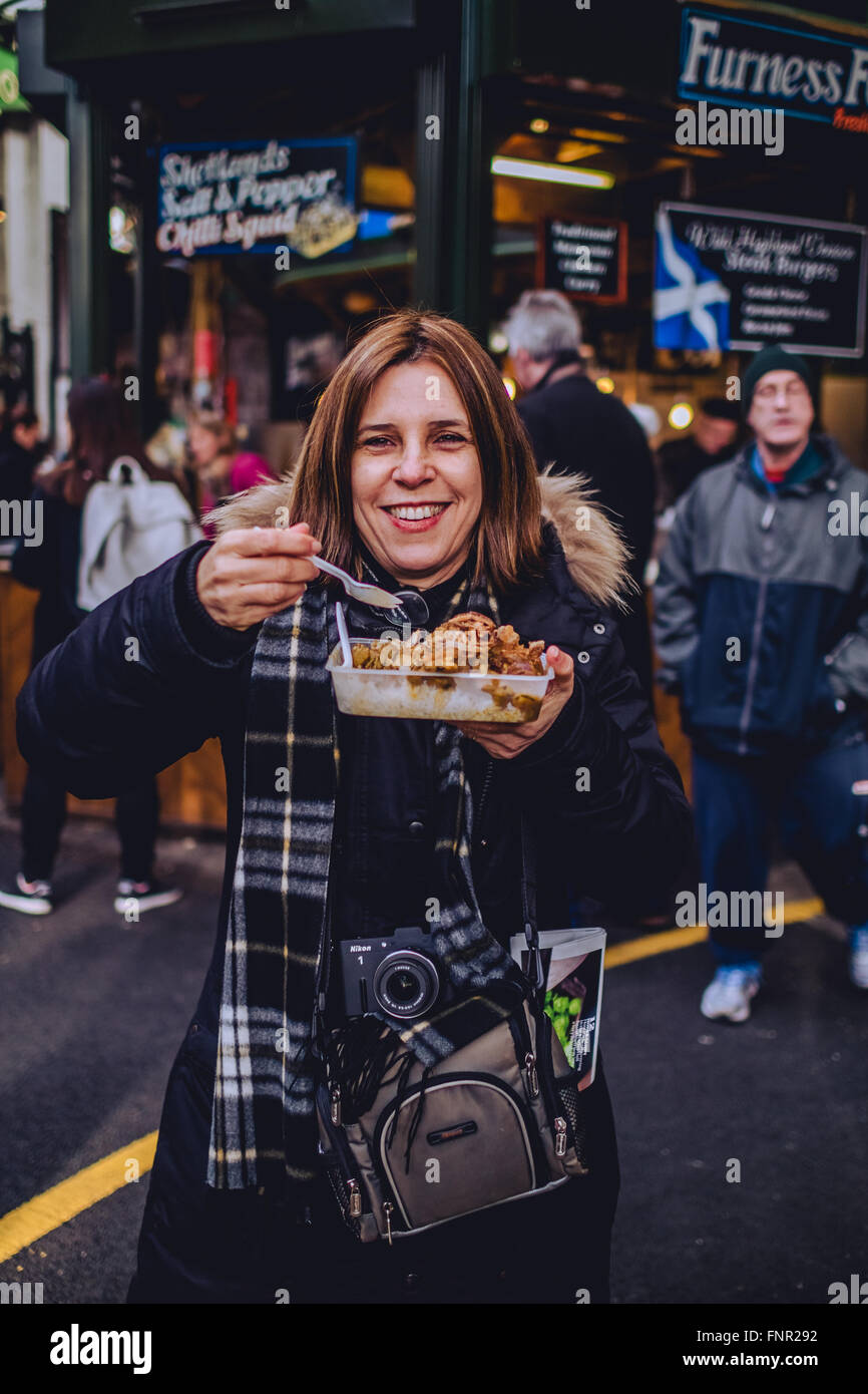 Frau Malasian Curry Essen, bei Borough Market Stockfoto