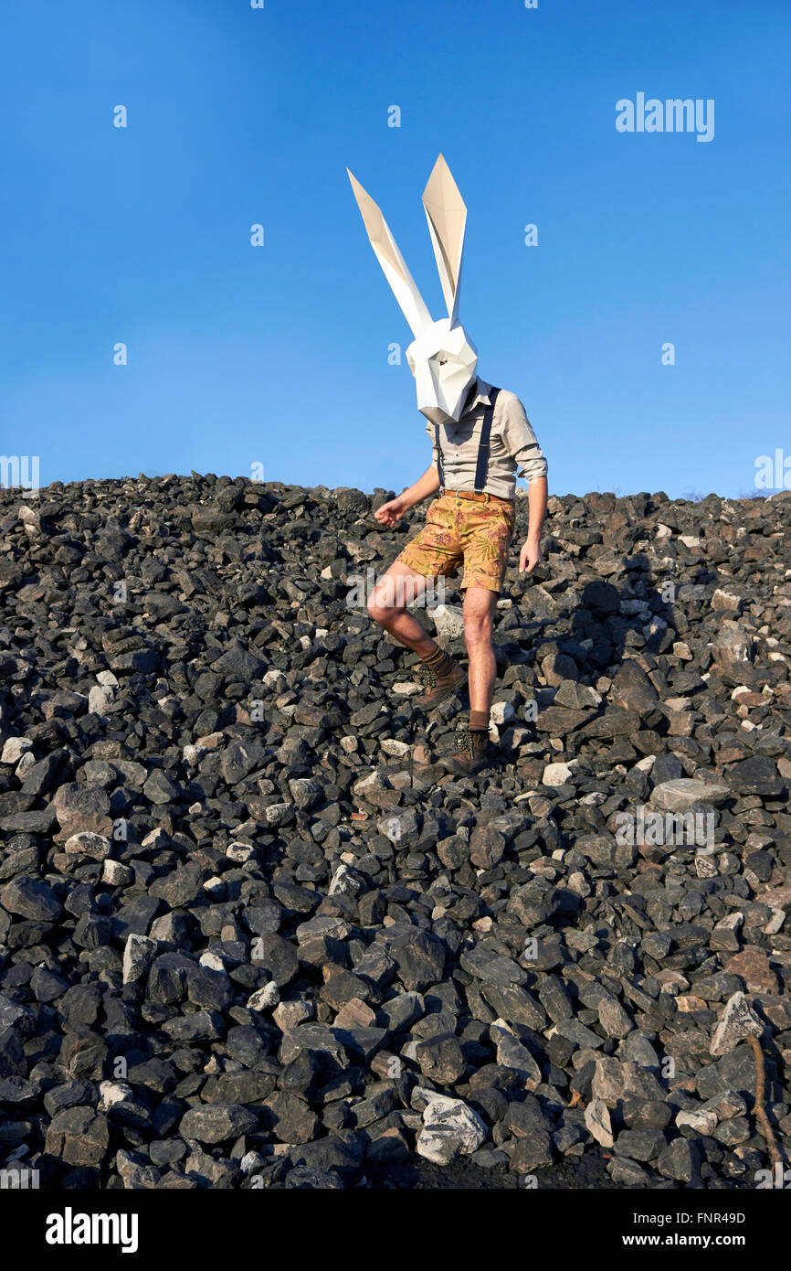 Rock-Osterhase in der Geometrick-Maske im Frühjahr. Stockfoto