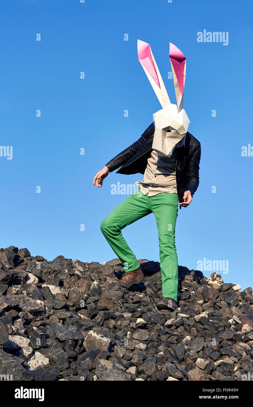 Grüner Rock Osterhase in der Geometrick-Maske im Frühjahr. Stockfoto