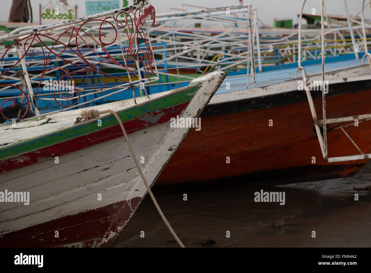Detail-Aufnahme der alten Holzboot mit abgeplatzte Farbe am Irrawaddy-Fluss in Bagan, Myanmar verankert. Stockfoto