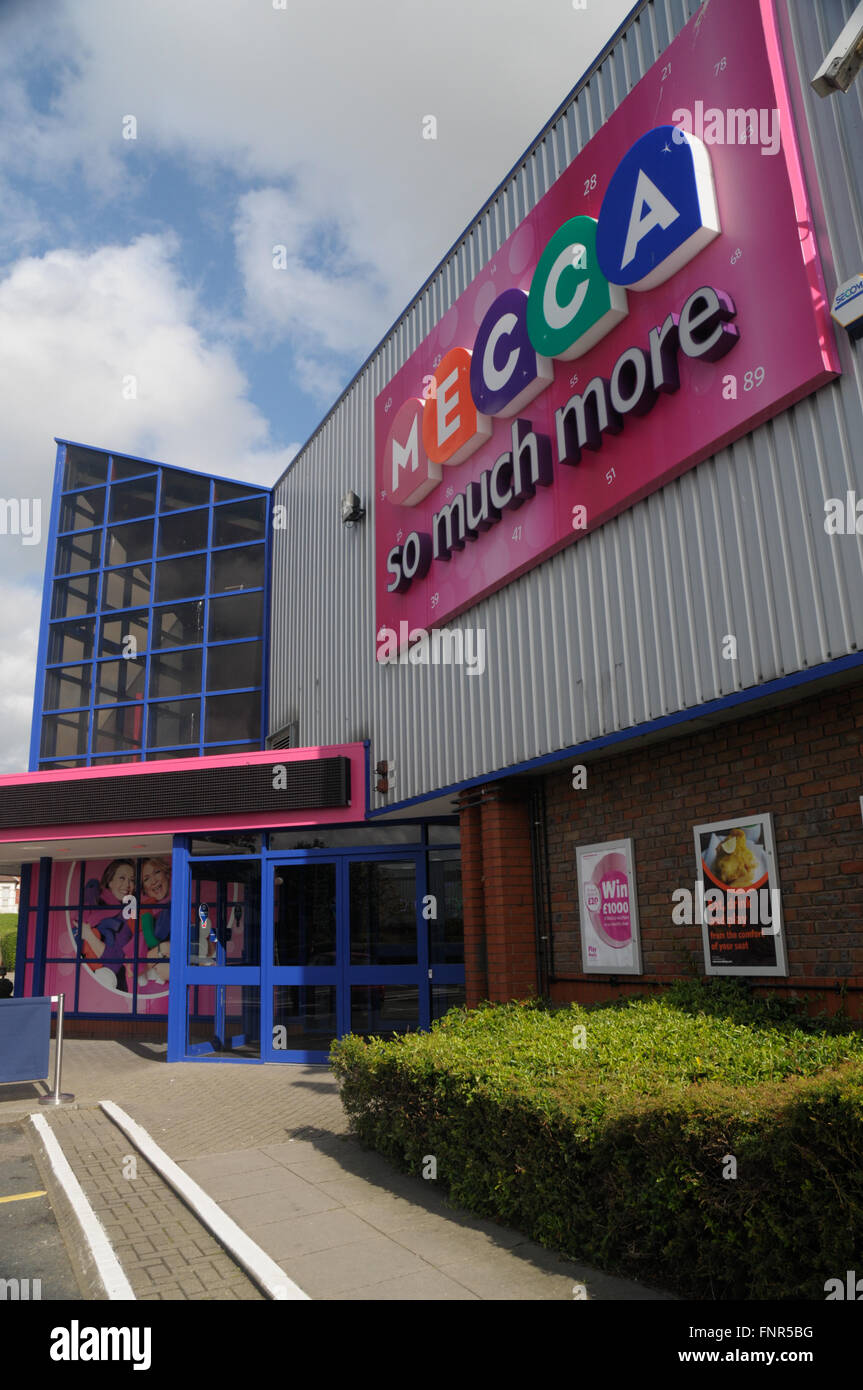 Ein Schuss von Mecca Bingo mit bewölktem Himmel im Hintergrund Stockfoto