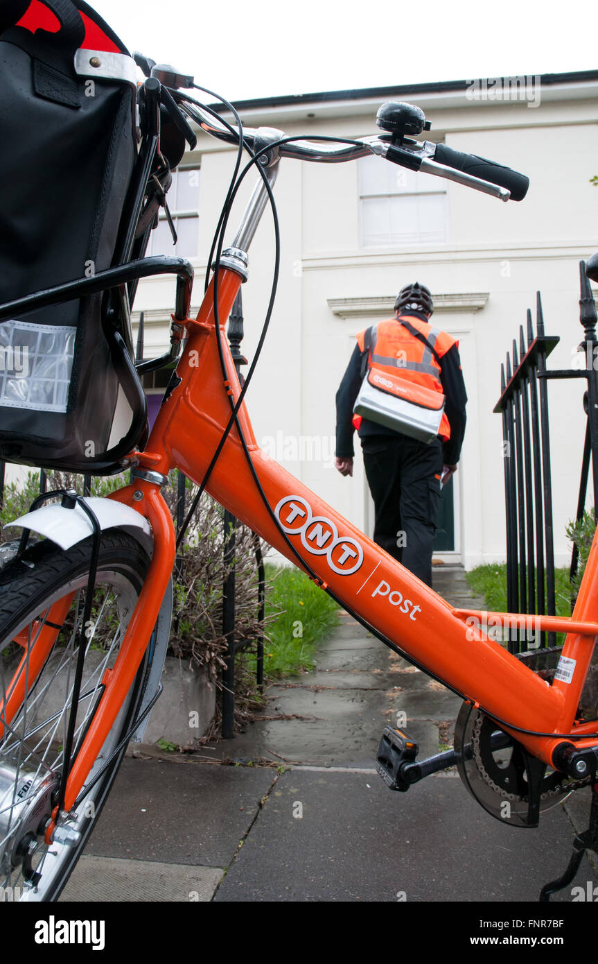 Ein allgemeines Bild von einer Post-Mann arbeitet für TNT Post liefert die Städte täglich post Stockfoto