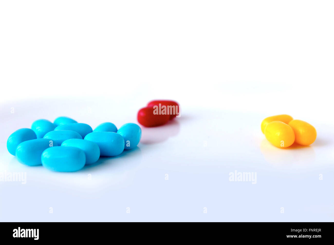 gelben, blauen und roten Pillen auf weißem Hintergrund Stockfoto
