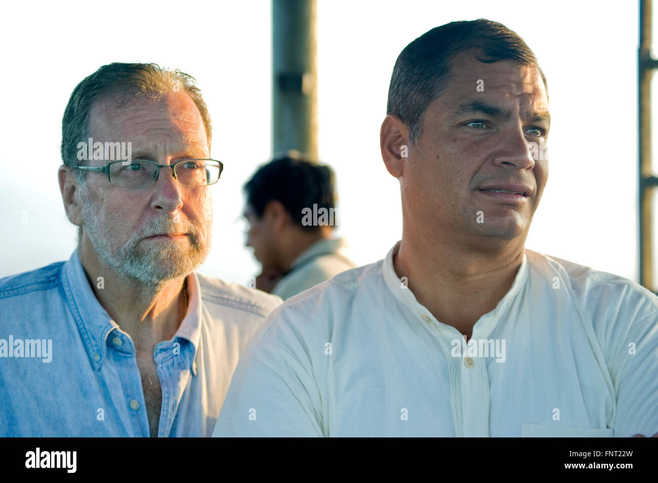 Präsident von Ecuador Rafael Correa und Showmaster Peter Greenberg Blick von einem Baldachin über dem Amazonas-Regenwald während der Dreharbeiten von Ecuador: The Royal Tour. Stockfoto