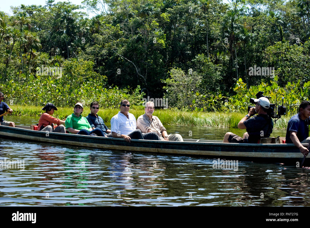 Präsident Rafael Correa Ecuador und Show hosten Peter Greenberg Tour des Amazonas mit dem Boot während der Dreharbeiten zu Ecuador: The Royal Tour. Stockfoto