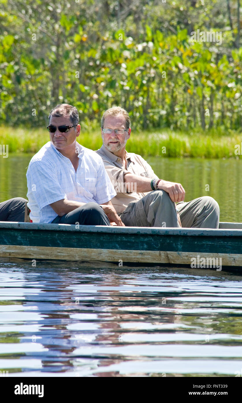 Präsident Rafael Correa Ecuador und Show hosten Peter Greenberg Tour des Amazonas mit dem Boot während der Dreharbeiten zu Ecuador: The Royal Tour. Stockfoto