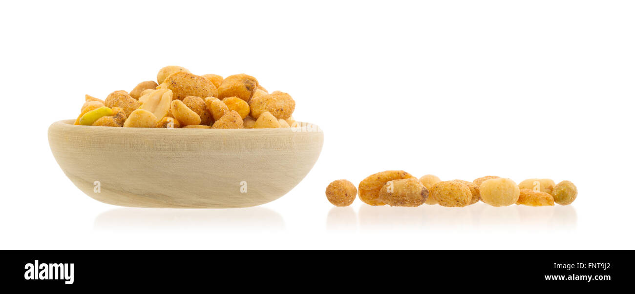 Frisch gemischt gesalzene Nüssen in eine Schüssel geben, Erdnuss Mix, isoliert auf weiss Stockfoto