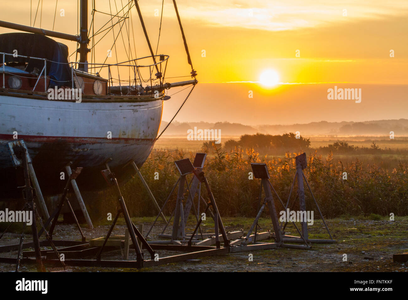 Yacht auf Trockendock auf nebliger Morgen Sonnenaufgang Stockfoto