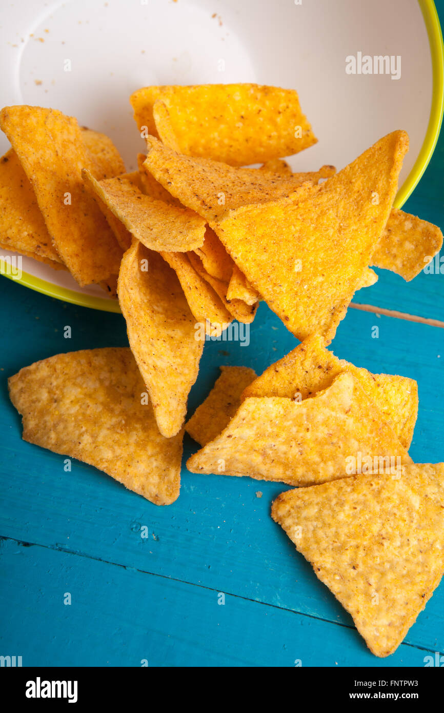 Mais-Chips zu verschütten aus den Platten auf dem Tisch Stockfoto