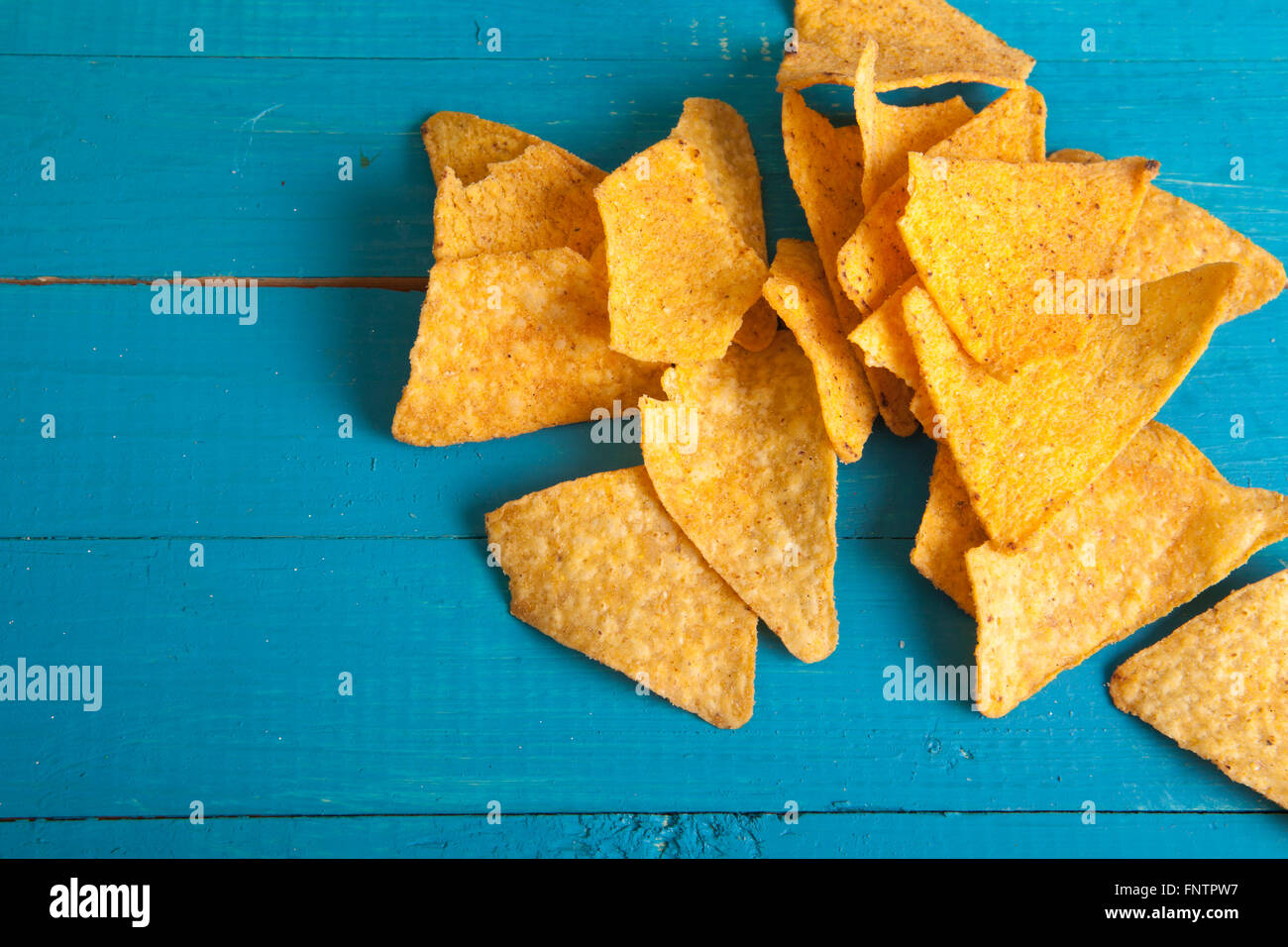 Mais-Chips auf dem Tisch Stockfoto